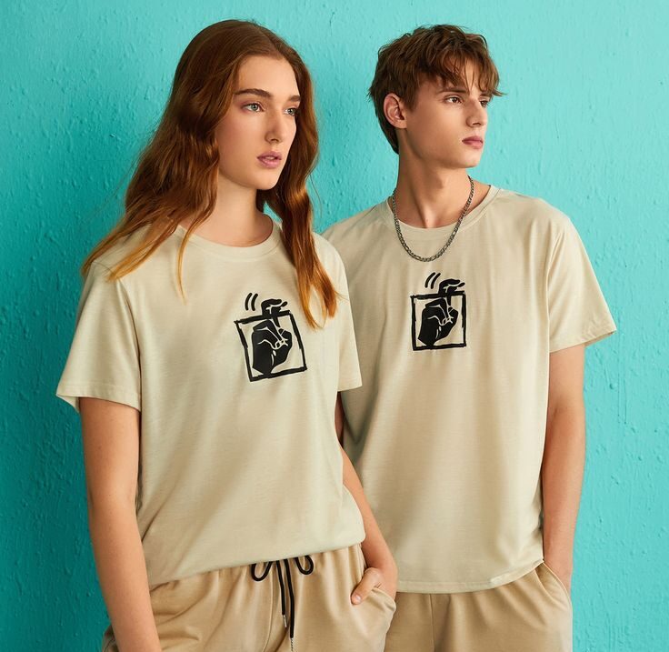 figure graphic tee & drawstring waist shorts